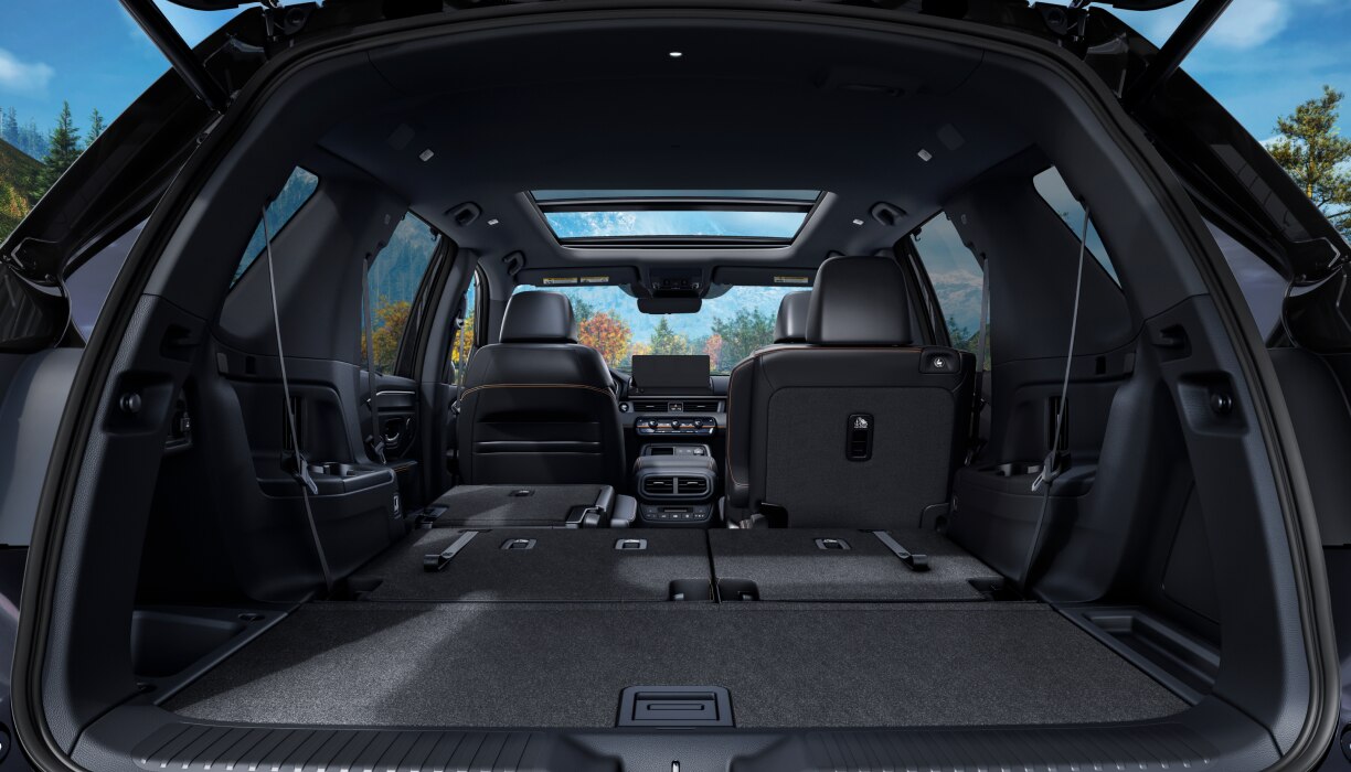Vue arrière du coffre du Pilot avec la rangée de sièges arrière rabattue.
