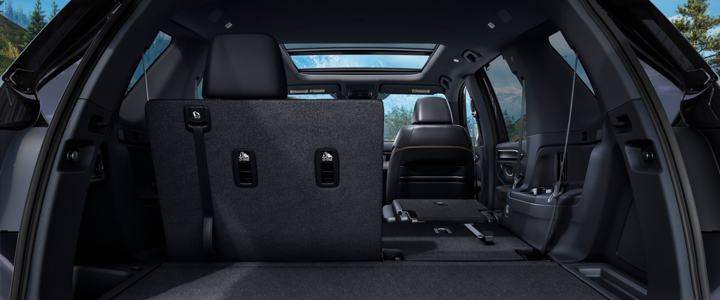 Vue arrière de l’habitacle du Pilot depuis le coffre ouvert, avec certains des sièges de la deuxième rangée rabattus pour montrer la polyvalence.