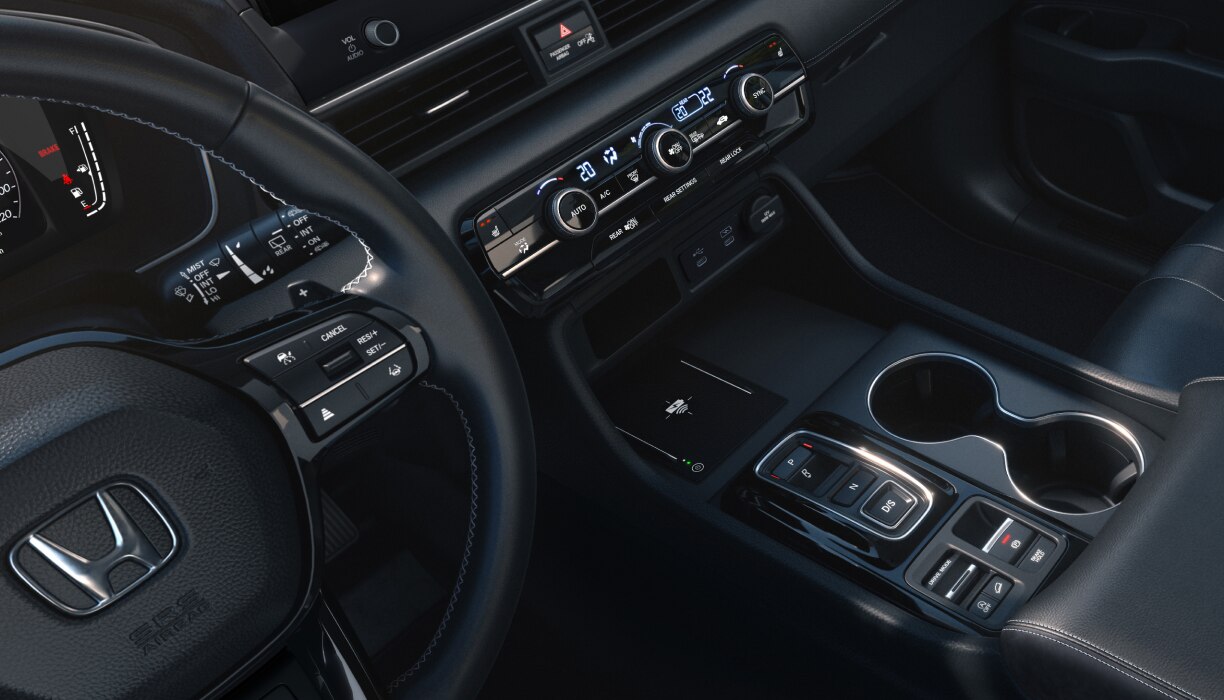 Vue du côté conducteur du volant, du tableau de bord, de la console centrale et des porte-gobelets.