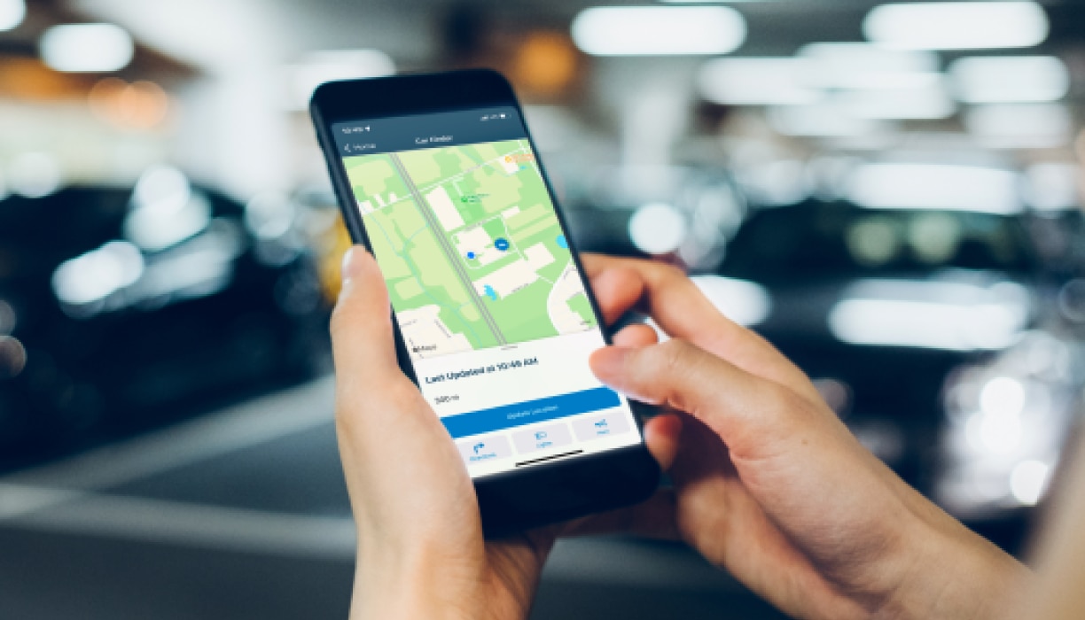 Closeup of hands holding a phone with the HondaLink app open.