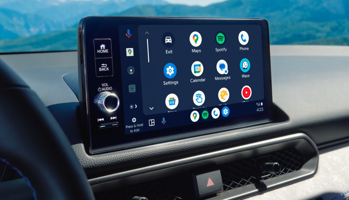 Vue latérale en gros plan de l’écran tactile couleur HD de 9 po sur l’écran d’accueil.