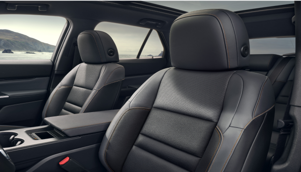 Plan intérieur de trois quarts des deux sièges avant.