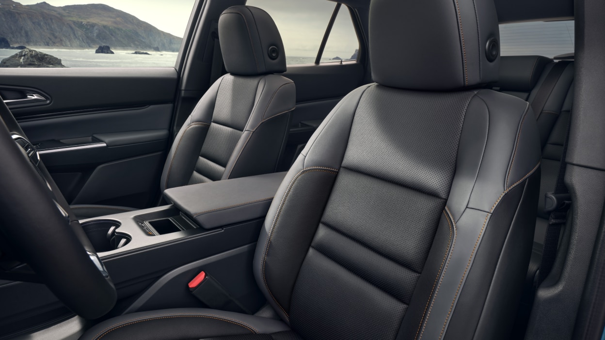 Plan intérieur de trois quarts des deux sièges avant.