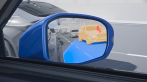 Image de synthèse d’un plan intérieur du rétroviseur. L’alerte de détection d’angle mort illuminée est visible dans le rétroviseur et des ondes bleues jaillissent depuis le Prologue, détectant un véhicule.