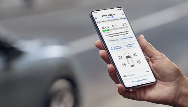 Gros plan d’un téléphone intelligent sur fond blanc affichant l’interface de l’application HondaLink. 