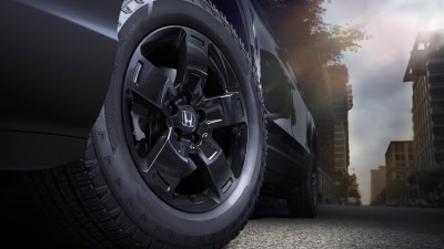Gros plan de la roue noire en alliage d’aluminium du Ridgeline.