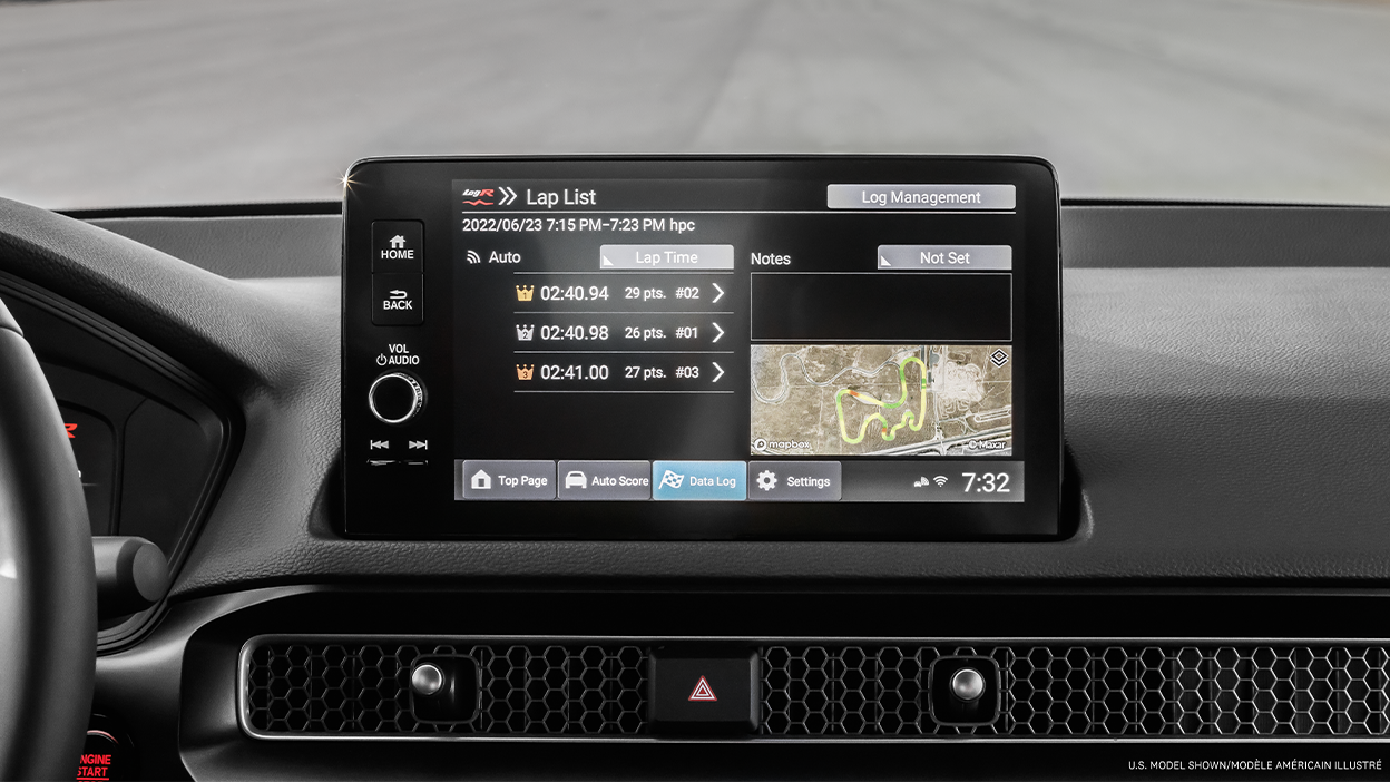 Gros plan des renseignements enregistrés par l’application LogR affichés à l’écran tactile : temps au tour et plan du circuit.