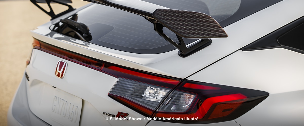 Gros plan de trois quarts d’un aileron arrière d’une Type R blanche.