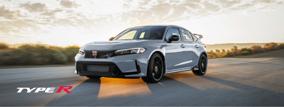 Vue avant 3/4 d'une Type R grise sur une route extérieure.