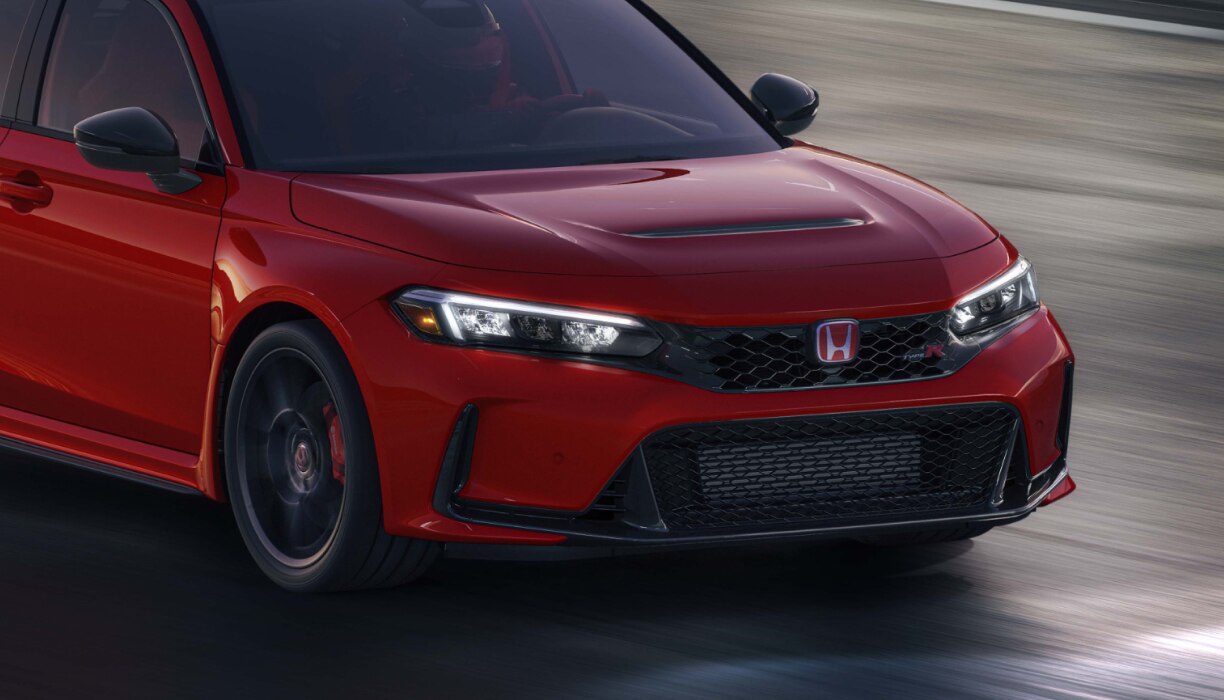 Vue avant 3/4 moyenne en gros plan d'une Type R rouge