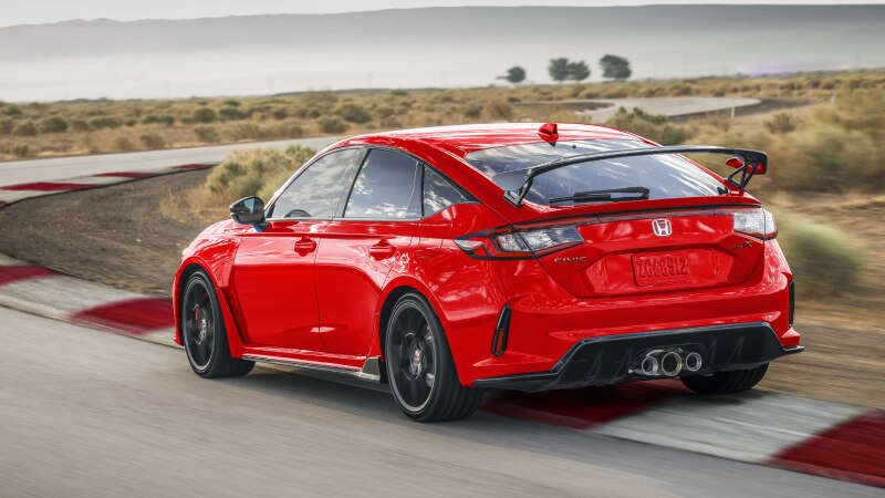 Plan de trois quarts de l’arrière d’une Type R prenant un virage sur un circuit.