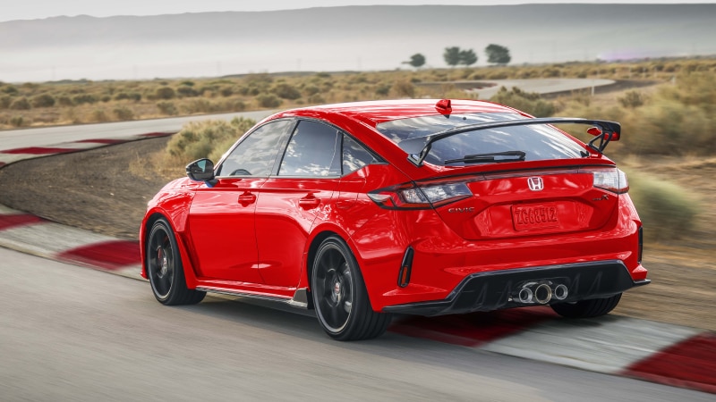 Plan de trois quarts de l’arrière d’une Type R prenant un virage sur un circuit.