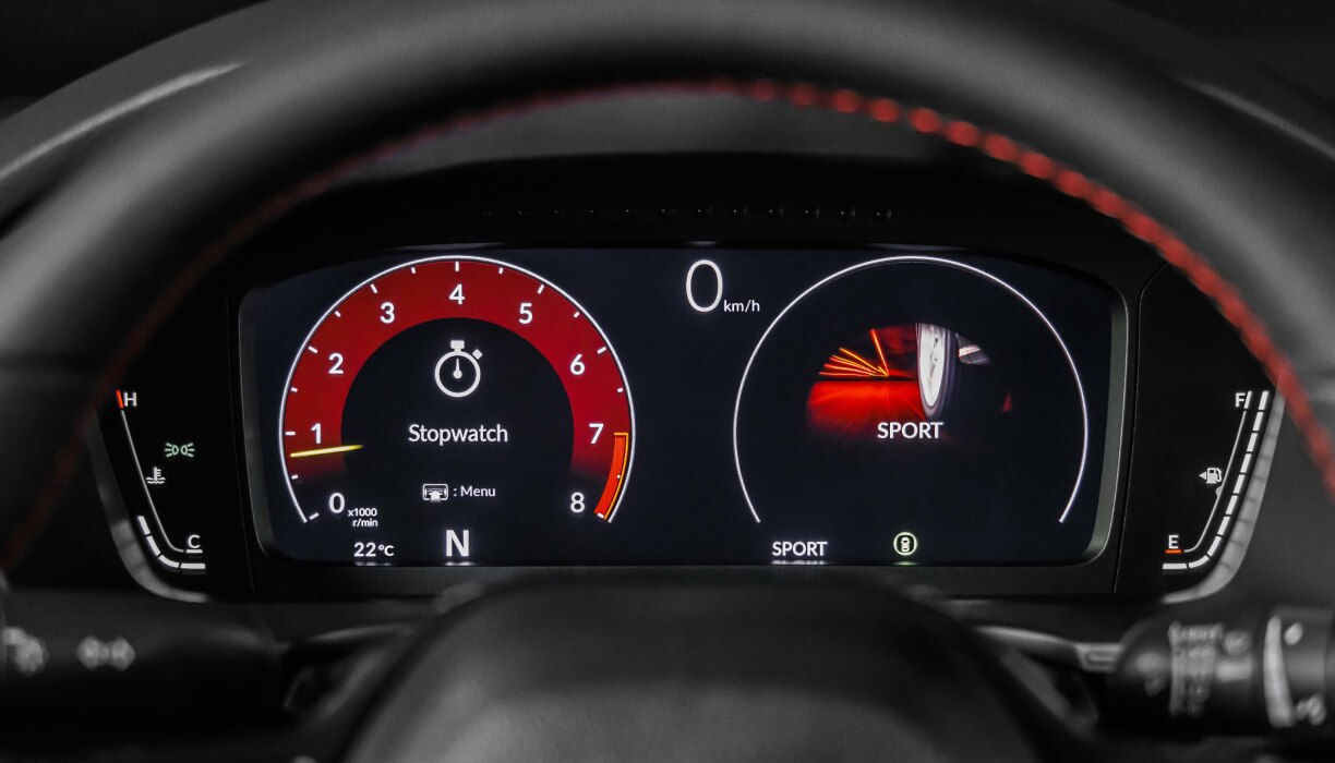 Gros plan de l’écran TFT du compteur du conducteur, montrant le compteur kilométrique, l’indicateur de vitesse, le mode de conduite, etc.