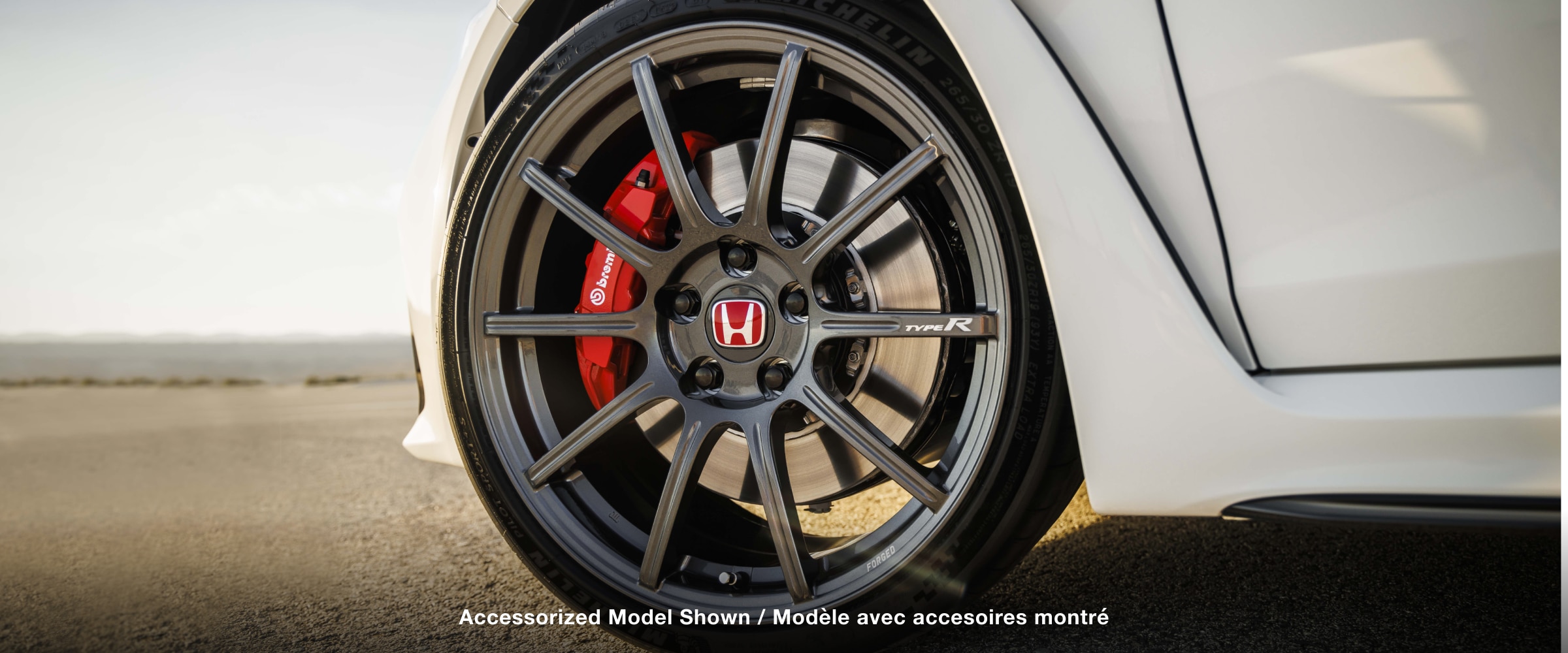 Gros plan d’une roue d’une Type R blanche; avec l’étrier Brembo visible.