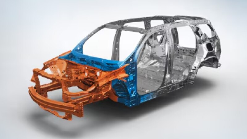 Vue de trois quarts de l’avant de la structure de carrosserie de la Type R sur fond blanc.