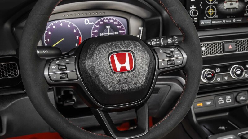 Gros plan du volant. 