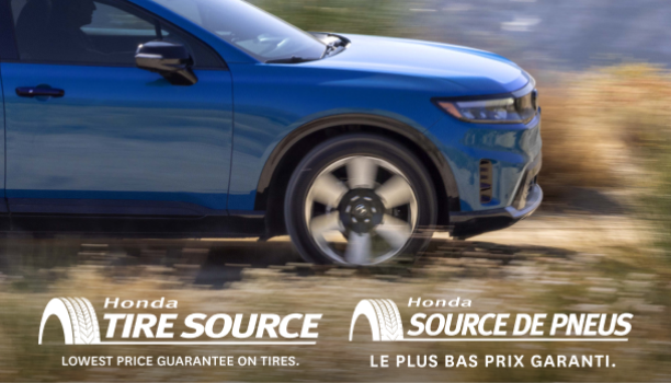 Vue latérale de l'avant d'un Prologue bleu roulant sur une route désertique et soulevant de la poussière.