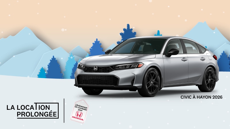 Une Civic à hayon Sport 2026 de couleur argent avec des montagnes enneigées et des arbres en arrière-plan.
