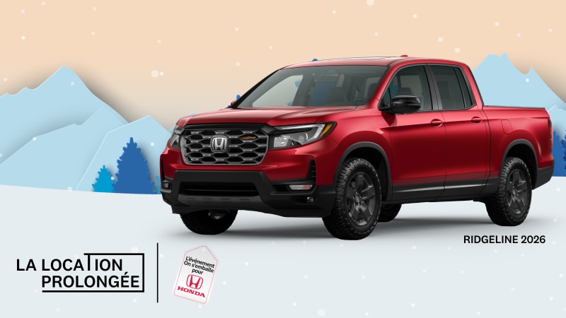 Un Honda Ridgeline Trailsport rouge 2026 avec en arrière-plan des montagnes et des arbres enneigés.