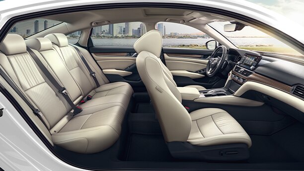 Vue intérieure complète d'une Honda Accord vue du côté passager, avec des sièges en cuir beige
