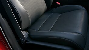 Close-up shot of the front passenger seat in a 2022 Honda Civic. // Gros plan du siège du passager avant dans une Honda Civic 2022.