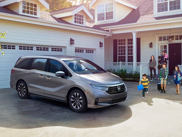 An Acura sales representative is providing information to his customers about Acura’s Extended Warranty package. // Un représentant des ventes Acura fournit des informations à ses clients sur l’ensemble de garantie prolongée d’Acura 	