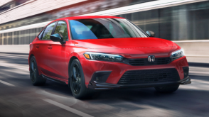 Plan de trois quarts avant d’une Civic rouge