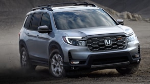 Vue de trois quarts de l’avant d’un Passport gris hors route, dans un désert. 