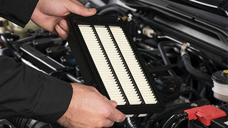 Zoomed in studio shot of an exposed engine air filter. // Zoom en studio sur un filtre à air d'habitacle exposé