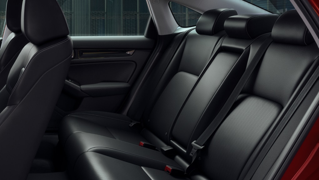 Vue vers l’intérieur depuis la portière arrière ouverte côté conducteur d’une banquette arrière d’une Honda Civic 2022.