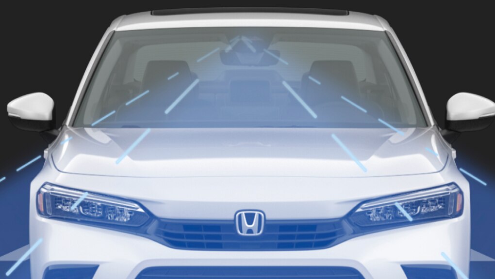 Face avant d’une Honda Civic 2022 blanche sur fond noir. La technologie des capteurs est représentée sous la forme d’un large faisceau émis par la nouvelle caméra avant de la voiture.