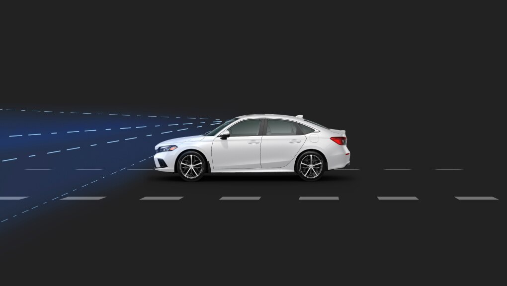 Vue latérale d’une Honda Civic 2022 blanche circulant sur fond noir, avec un faisceau bleu provenant de l’avant pour illustrer le système d’avertissement de sortie de voie du véhicule.