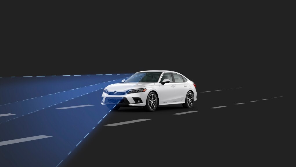 Vue de face latérale en angle d’une Honda Civic 2022 blanche circulant sur fond noir, avec un faisceau bleu provenant de l’avant pour illustrer le système d’assistance au franchissement involontaire de ligne du véhicule.