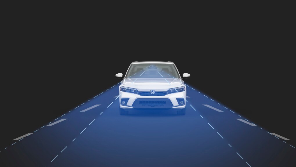 Vue de face d’une Honda Civic 2022 blanche circulant sur fond noir, avec un faisceau bleu provenant de l’avant pour illustrer le régulateur de vitesse adaptatif avec réglage à faible vitesse du véhicule.
