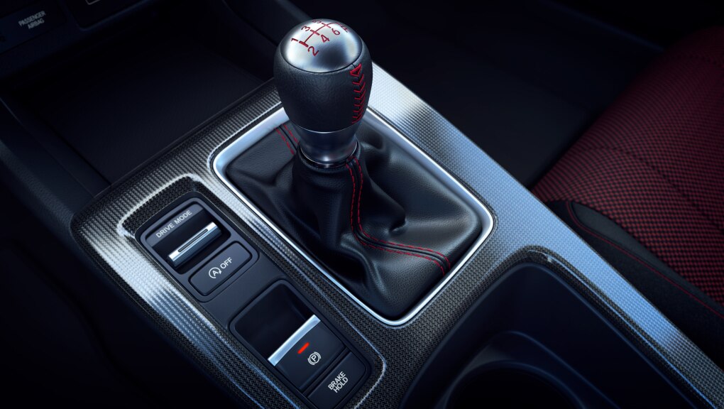 A close up of the Civic Si’s leather-trimmed gear shifter.