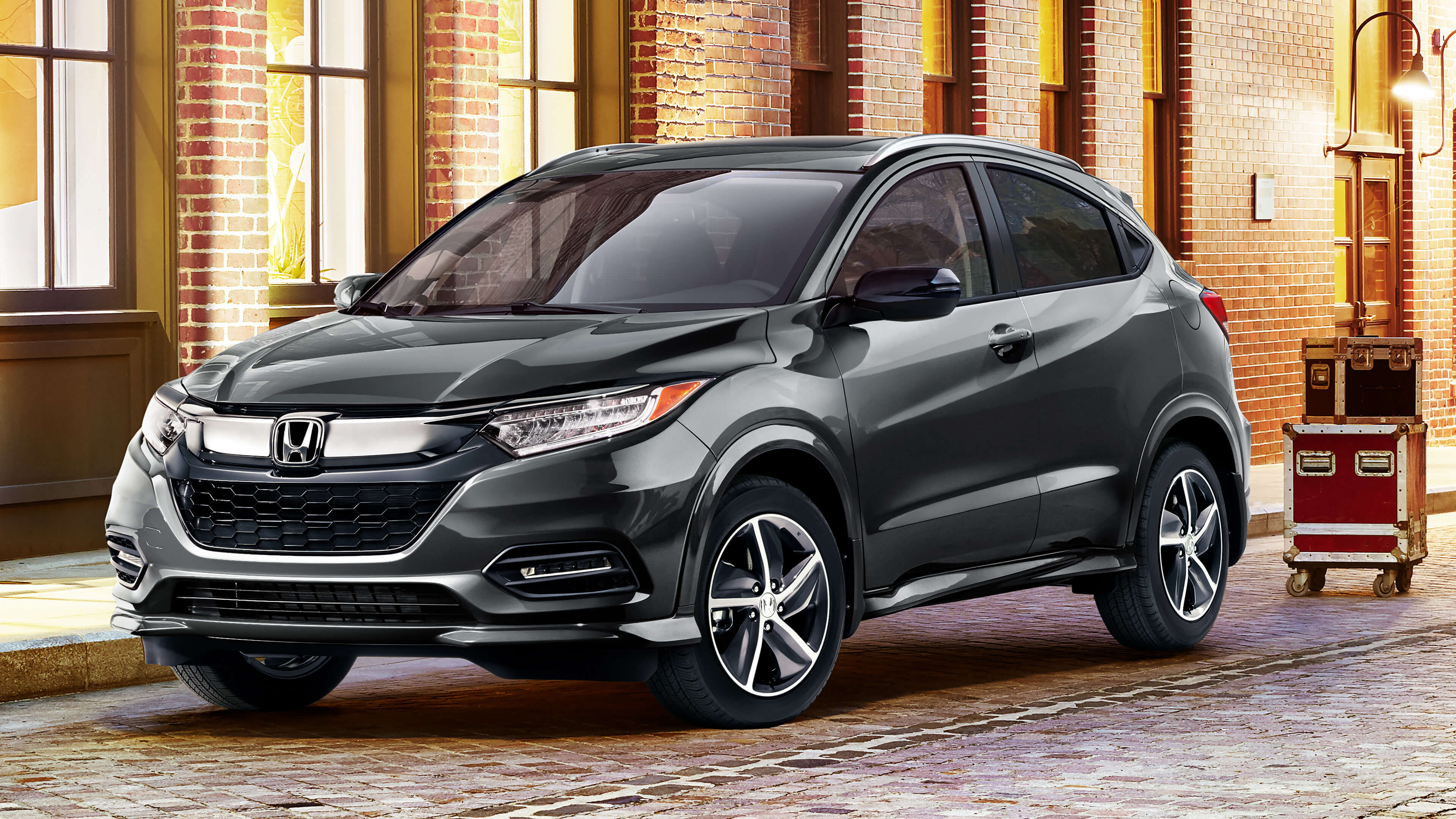 Front driver-side view of the 2022 Honda HR-V in dark grey parked. 