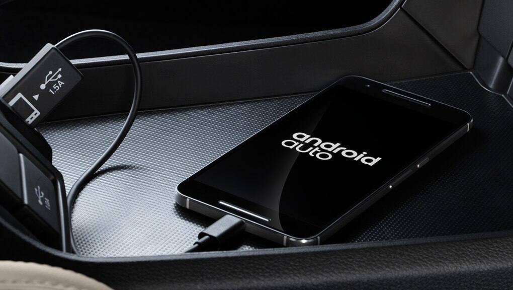 Téléphone cellulaire branché dans une Honda Clarity 2021
