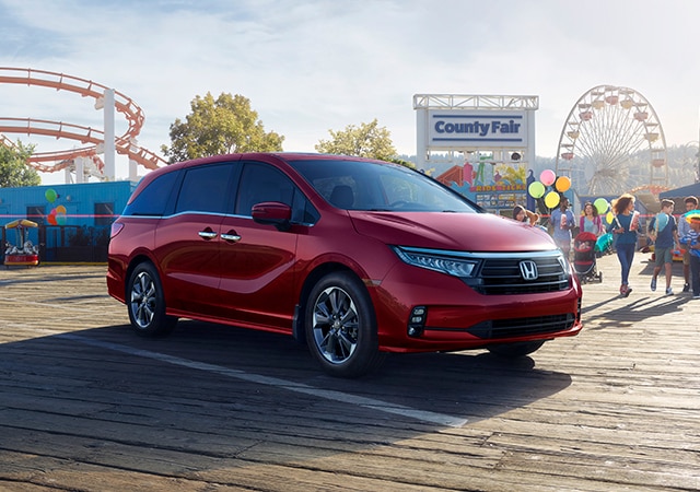 Image of the 2021 Honda Odyssey at an amusement park.